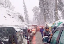 கடும் பனிப்பொழிவால் மீட்புப் பணியில் சிரமம்