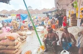 கோயம்பேட்டில் மூட்டை மூட்டையாக தேங்கி கிடக்கும் காய்கறிகள்