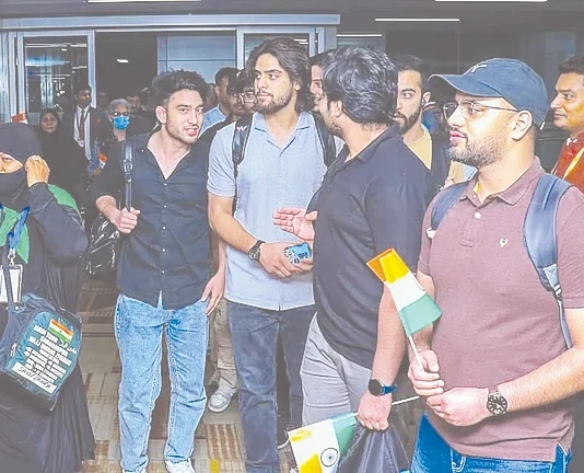 வெளிநாட்டு மாணவர்கள் வெளியேற ஈரான் அனுமதி