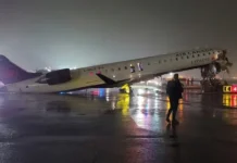 இரண்டாக பிளந்த விமானம்.. விமான நிலையத்தில் மோசமான விபத்து