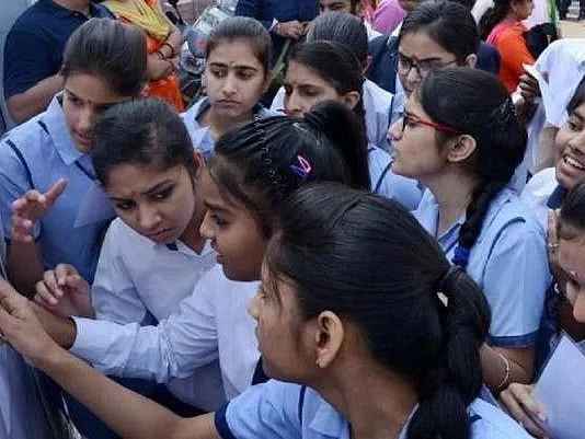 இந்தி தேர்வு மதிப்பெண் கட்டாயம்