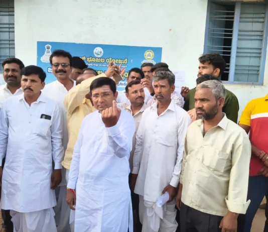 கர்நாடகம்: 2 தொகுதிகளில் பலத்த பாதுகாப்புடன் வாக்கு பதிவு