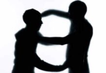 நடிகர் நிரஞ்சன் மீதுபீர் பாட்டிலால் தாக்குதல்