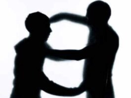 நடிகர் நிரஞ்சன் மீதுபீர் பாட்டிலால் தாக்குதல்