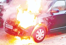 மெரினாவில் கார் தீப்பற்றி எரிந்ததால் பரபரப்பு