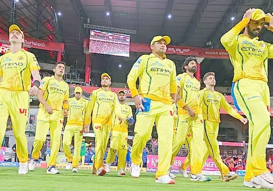 இறுதிக்கட்ட பந்துவீச்சில் தடுமாறும் சிஎஸ்கே