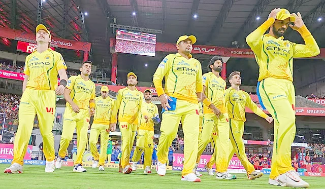 இறுதிக்கட்ட பந்துவீச்சில் தடுமாறும் சிஎஸ்கே