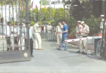 டெல்லி பேரவை வாயில் தடுப்பை உடைத்து காரில் புகுந்தவரால் பரபரப்பு