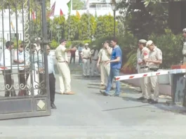 டெல்லி பேரவை வாயில் தடுப்பை உடைத்து காரில் புகுந்தவரால் பரபரப்பு