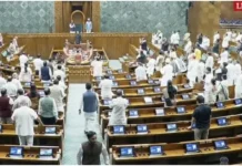 பாராளுமன்றத்திற்கு கருப்பு சட்டை அணிந்து வந்த திமுக எம்பிக்கள்