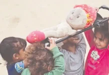 ‘பொம்மைக்கு இறுதிச் சடங்கு’ – மனதை ரணமாக்கும் காசா மழலைகளின் விளையாட்டு