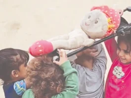 ‘பொம்மைக்கு இறுதிச் சடங்கு’ – மனதை ரணமாக்கும் காசா மழலைகளின் விளையாட்டு