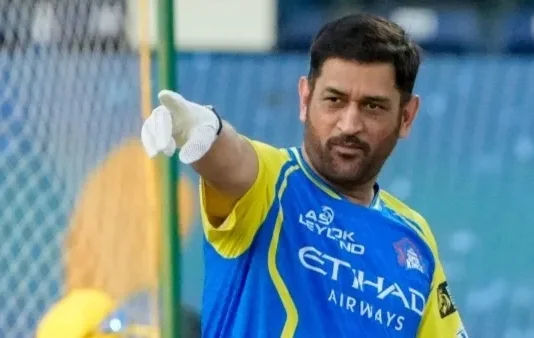 காயத்துடன் தோனி பயிற்சி