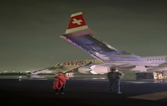 விமானம் புறப்பட இருந்தபோது திடீர் தீ விபத்து