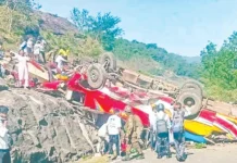 பள்ளத்தில் பஸ் கவிழ்ந்ததில் 21 பேர் உயிரிழப்பு