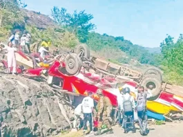 பள்ளத்தில் பஸ் கவிழ்ந்ததில் 21 பேர் உயிரிழப்பு