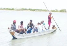 மீன் பிடி படகில் ஆபத்தான பயணம்: பக்கிங்ஹாம் கால்வாயை கடந்து வாக்களித்த வாக்காளர்கள்