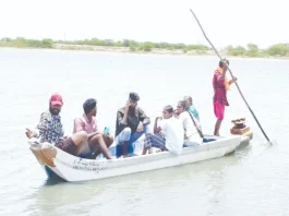மீன் பிடி படகில் ஆபத்தான பயணம்: பக்கிங்ஹாம் கால்வாயை கடந்து வாக்களித்த வாக்காளர்கள்