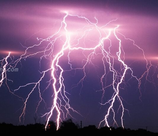 மின்னல் தாக்கி இருவர் சாவு