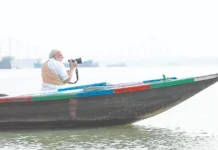 ஹுக்ளி நதியில் படகு சவாரி செய்த மோடி