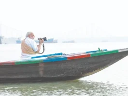 ஹுக்ளி நதியில் படகு சவாரி செய்த மோடி