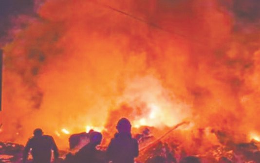 ஓடும் கார் தீப்பிடித்து 5 பேர் உயிருடன் எரிந்து பலி
