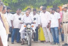 இருசக்கர வாகனத்தில் வந்து வாக்களித்த முதல்வர் ரங்கசாமி