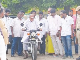 இருசக்கர வாகனத்தில் வந்து வாக்களித்த முதல்வர் ரங்கசாமி