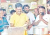 டீக்கடையில் தேநீர் தயாரித்து வாக்கு சேகரித்த தவெக வேட்பாளர்