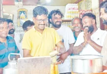 டீக்கடையில் தேநீர் தயாரித்து வாக்கு சேகரித்த தவெக வேட்பாளர்