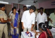 கட்சி தொடங்கிய பிறகு முதல் முறை ஓட்டுப் போட்ட விஜய்