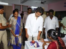 கட்சி தொடங்கிய பிறகு முதல் முறை ஓட்டுப் போட்ட விஜய்