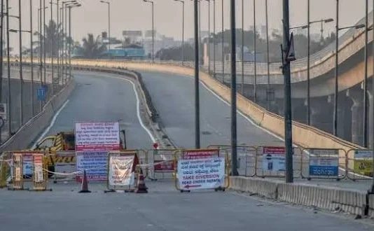 பீனியா மேம்பாலம் மூடல் போக்குவரத்து நெரிசல் -மக்கள் போராட்டம்