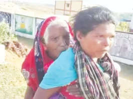 வங்கியில் ஓய்வூதியம் பெற 9 கி.மீ தூரம் 90 வயது மாமியாரை சுமந்து சென்ற மருமகள்