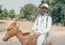 மக்கள் தொகை கணக்கெடுப்பு பணிக்கு ஜார்க்கண்டில் குதிரையில் பயணிக்கும் ஆசிரியர்