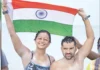 11 மணி நேரம் கடலில் நீந்தி சாதனை படைத்த தம்பதி