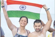 11 மணி நேரம் கடலில் நீந்தி சாதனை படைத்த தம்பதி