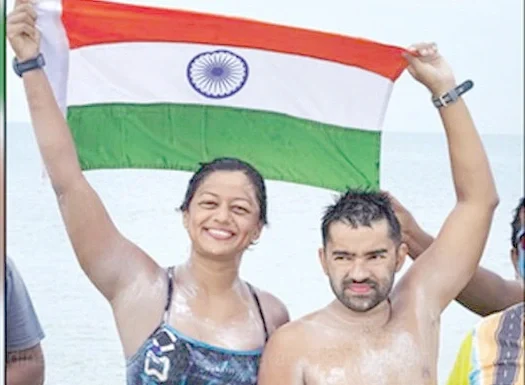 11 மணி நேரம் கடலில் நீந்தி சாதனை படைத்த தம்பதி