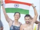 11 மணி நேரம் கடலில் நீந்தி சாதனை படைத்த தம்பதி