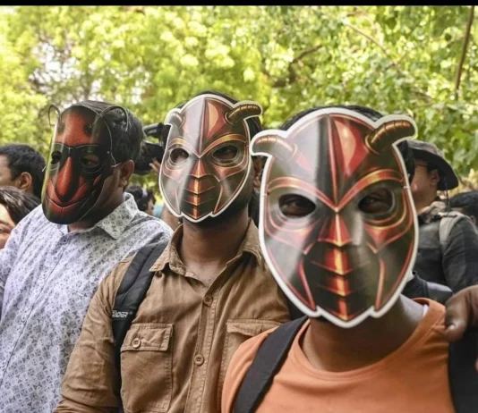 களத்துக்கு வந்த கரப்பான் பூச்சி கட்சிடெல்லியில் குவிந்த ஆயிரக்கணக்கான இளைஞர்கள்