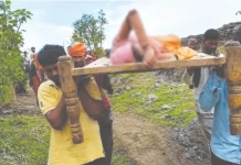 ஆற்றில் கட்டிலில் சுமந்து சென்ற போதே கர்ப்பிணிக்கு குழந்தை பிறந்தது