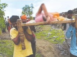 ஆற்றில் கட்டிலில் சுமந்து சென்ற போதே கர்ப்பிணிக்கு குழந்தை பிறந்தது