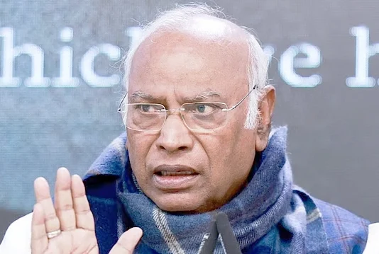 மாணவர்களை பாகிஸ்தானியர்கள் என்று கூறியதற்கு கார்கே கண்டனம்