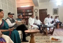 எம்எல்ஏ.க்களை தொடர்ந்து மம்தா பானர்ஜிக்கு எதிராக 16 திரிணமூல் எம்.பி.க்கள் போர்க்கொடி