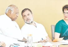 காங்கிரஸ் கட்சியின் எதிர்காலம் குறித்து மூத்த தலைவர்களுடன் கார்கே, ராகுல் காந்தி ஆலோசனை