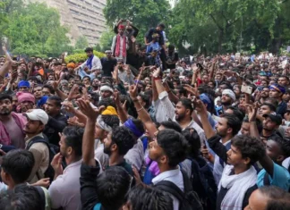 நீட் போராட்டம் தீவிரம் -பிரதமர் ராஜினாமா செய்ய வலியுறுத்தல்