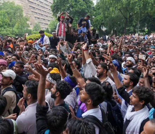 நீட் போராட்டம் தீவிரம் -பிரதமர் ராஜினாமா செய்ய வலியுறுத்தல்