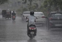 மும்பையில் தொடரும் கனமழை பள்ளிகளுக்கு விடுமுறை