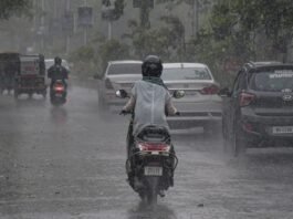 மும்பையில் தொடரும் கனமழை பள்ளிகளுக்கு விடுமுறை