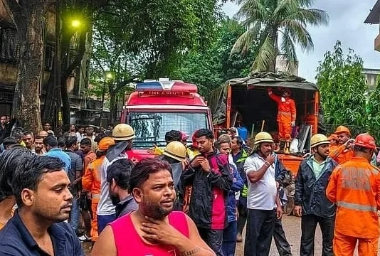 அடுக்குமாடி கட்டிடம் இடிந்து விழுந்து விபத்து: 9 பேர் உயிரிழப்பு